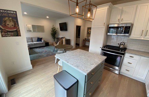 South Haven Cabaña | New: a relaxing getaway with hot tub, fire pit, yard. Near beach and Kids Corner