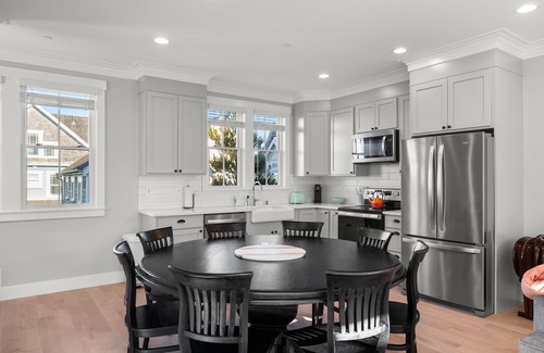 Seabrook Casa | *New* A Stairway to Heaven, dog-friendly, ocean view!