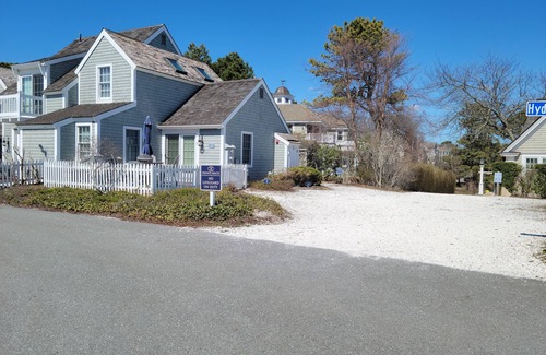 Mashpee Casa | New ACs, new paint, new linens and towels!!Prime spot, right on the beach path!!
