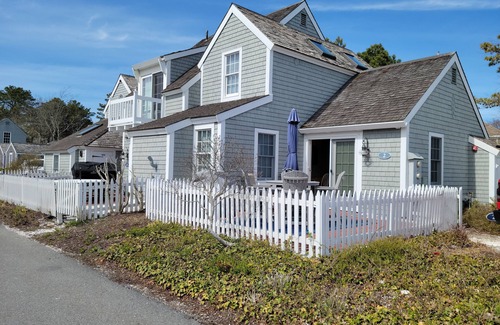 Mashpee Casa | New ACs, new paint, new linens and towels!!Prime spot, right on the beach path!!