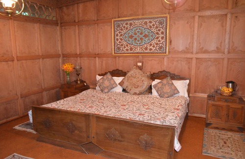 Dal Lake Hotel | New Alexandra Houseboats