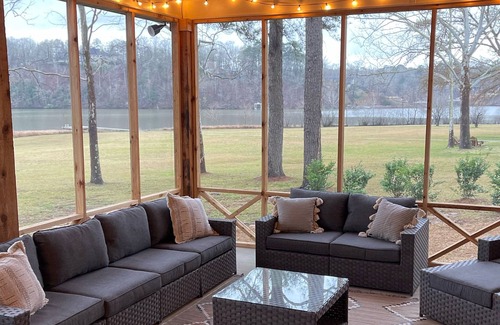 Northport Casa | NEW! Amazing Waterfront Home on Lake Tuscaloosa, flat walk to dock, 15 mi to UA