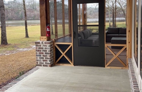 Northport Casa | NEW! Amazing Waterfront Home on Lake Tuscaloosa, flat walk to dock, 15 mi to UA