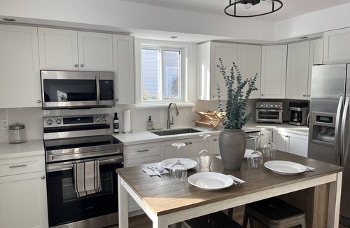 Meaford Chalet De Esquí | New and Cozy Cottage Steps to Georgian Bay. Pet & Family Friendly!