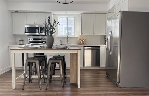 Meaford Chalet De Esquí | New and Cozy Cottage Steps to Georgian Bay. Pet & Family Friendly!