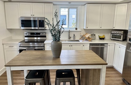 Meaford Chalet De Esquí | New and Cozy Cottage Steps to Georgian Bay. Pet & Family Friendly!