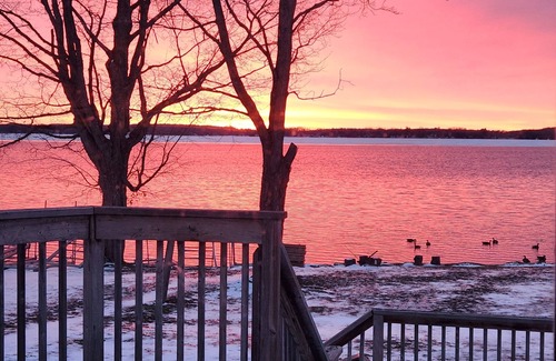 Cumberland Beach Cabaña | New and Cozy Lakefront cottage under 1.5hr North of Toronto. Kid-Friendly