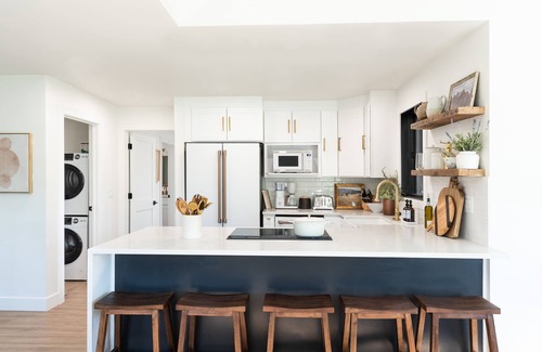 Gorgosa Condominio | ★New and Modern! Chef's kitchen, views, parking, .5 mi from transit center