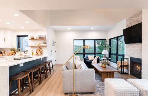 Gorgosa Condominio | ★New and Modern! Chef's kitchen, views, parking, .5 mi from transit center