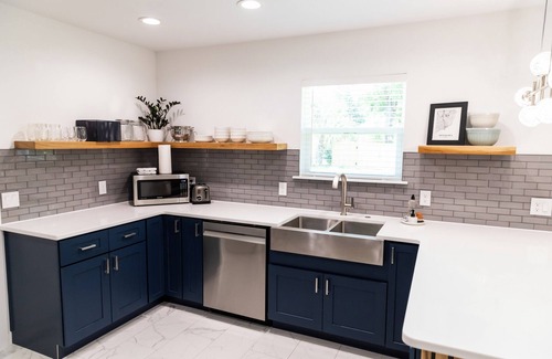 East Pensacola Heights Casa | New and Modern Double En-Suite