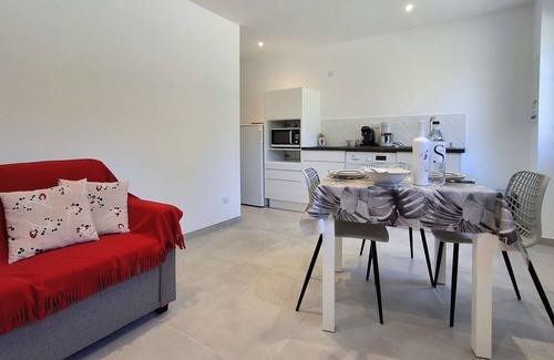 Santa-Maria-Poggio Apartamento | Apartamento nuevo con terraza en Santa Maria Poggio