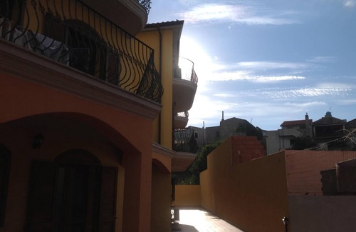 Sant'Antioco Apartamento | Apartamento nuevo con garaje en el centro histórico del pueblo;