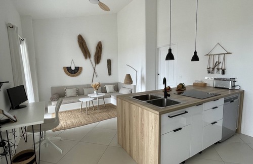 Maniron Apartamento | New Apartment with large deck, pool and panoramic view; adults only