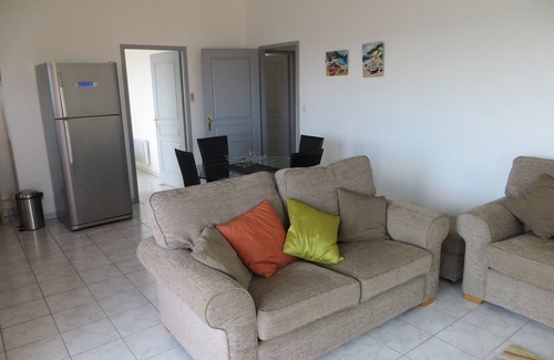 Cerbere Apartamento | Apartamento nuevo con espléndidas vistas al mar y piscina.