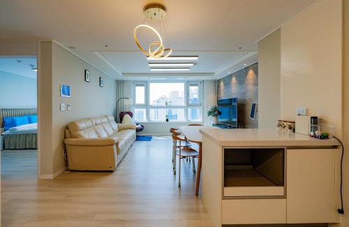 Haeundae Cama Y Desayuno | New Apt 34py 3min to Haeundae Beach LG StanbyMe & Styler Netflix & Sky Capsule