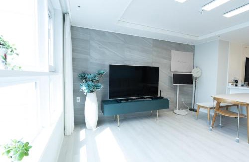 Haeundae Cama Y Desayuno | New Apt 34py 3min to Haeundae Beach LG StanbyMe & Styler Netflix & Sky Capsule