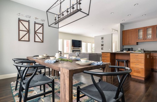 Saugatuck Cabaña | NEW Artistic Modern Cottage/SCREENED Porch/Fire Pit/ Giant Theater/Game RM