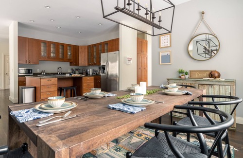 Saugatuck Cabaña | NEW Artistic Modern Cottage/SCREENED Porch/Fire Pit/ Giant Theater/Game RM