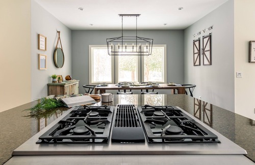 Saugatuck Cabaña | NEW Artistic Modern Cottage/SCREENED Porch/Fire Pit/ Giant Theater/Game RM