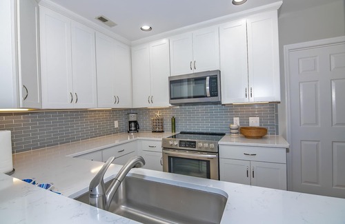 Bald Head Island Cabaña | New avail alert No need for BHI Club Coastal magic- pool & breezy palm trees.