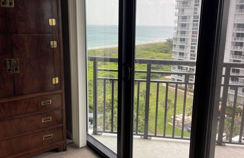 Fort Pierce Shores Condominio | NEW AVAILABILITY!! Luxury Oceanfront Condo 2 Bed/2 Bath North Hutchinson Island.