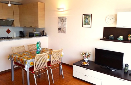 Magognino Apartamento | Nuevo y luminoso apartamento con gran terraza, vistas panorámicas y conexión inalámbrica a internet gratuita.