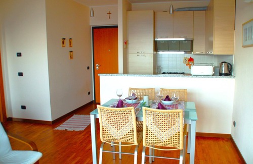 Magognino Apartamento | Nuevo y luminoso apartamento con gran terraza, vistas panorámicas y conexión inalámbrica a internet gratuita.