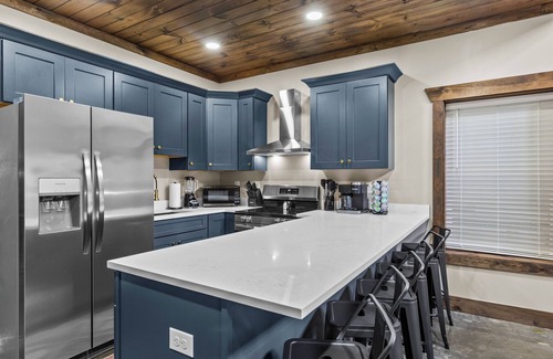 Stanton Casa | New Barndominium/12 Guest/2 Hot Tubs/2 Kitchens/2 Firepits