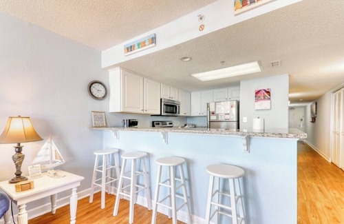 Crescent Beach Condominio | NEW Baywatch Renovated w/Direct Oceanfront Views!