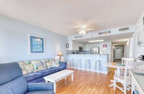 Crescent Beach Condominio | NEW Baywatch Renovated w/Direct Oceanfront Views!