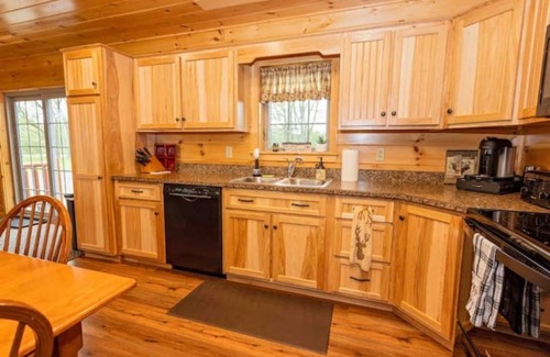 Oaks Corners Cabina | NEW! BC Retreat with Fireplace,Game Room,Hot Tub!
