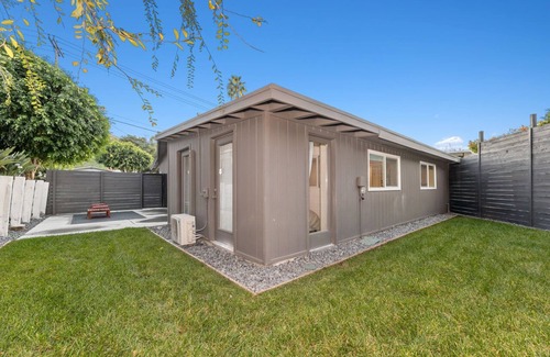 Fire Mountain Apartamento | New Beach Apartment w/ Yard