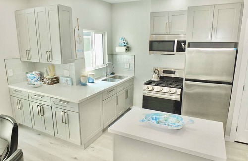 Peninsula Condominio | New Beach & Bay Retreat Full of Amenities!