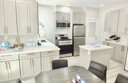 Peninsula Condominio | New Beach & Bay Retreat Full of Amenities!