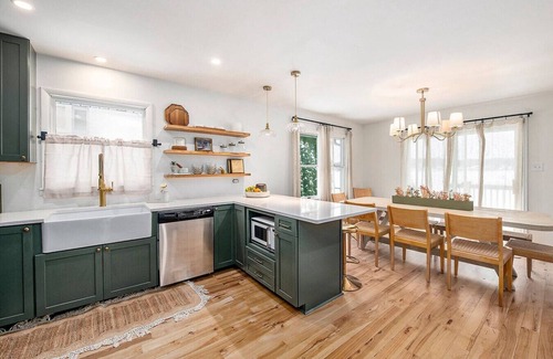 Sister Lakes Casa | New Beach front 5bd in Sister Lakes w/ Hot tub