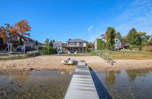 Sister Lakes Casa | New Beach front 5bd in Sister Lakes w/ Hot tub