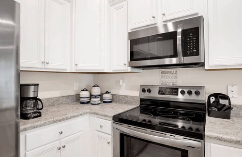 Bellview Casa | "NEW Beach Home" Mins to Hospital & PNS Airport! 20 min to Hiking/Parks.
