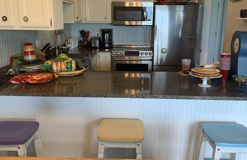 Whatcom County Casa | New!! Beachfront Townhome with Outdoor Pool