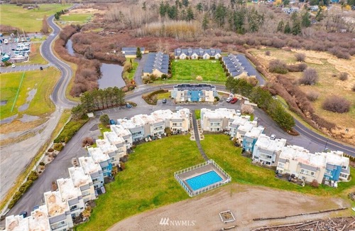 Whatcom County Casa | New!! Beachfront Townhome with Outdoor Pool