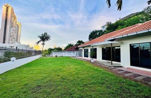 Tanjung Bungah Casa | (New) Beachside Antique Villa@14 pax