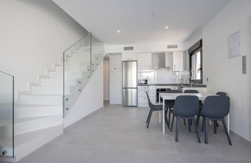 Los Imbernones Casa | Nueva hermosa casa funky con piscina privada y terraza en la azotea - tiene capacidad para 2 familias