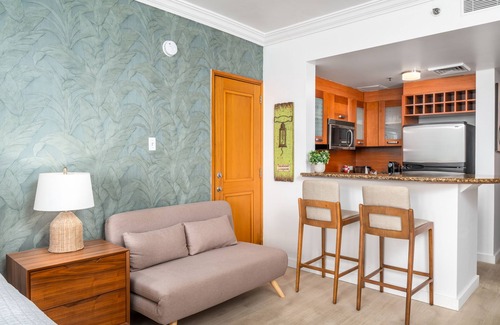 Puerta de Tierra Apartamento | New beautiful bath and floors. Kitchen. Dine in a balcony with ocean view.