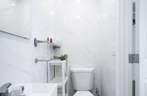 Queens Apartamento | New! Beautiful Guest Suite! Free Parking! Main St
