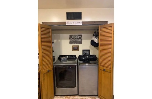 Harrisonville Cabina | *New* Beautiful Lodge sleeps 10 adults & 3 kids w/Pano Mountain Views *Hot tub*