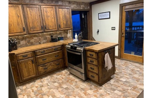 Harrisonville Cabina | *New* Beautiful Lodge sleeps 10 adults & 3 kids w/Pano Mountain Views *Hot tub*