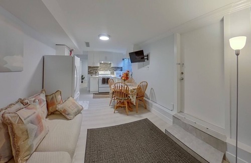 Guildford Casa | New, beautiful & peaceful 2 bed residential suite.
