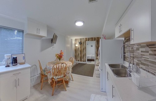 Guildford Casa | New, beautiful & peaceful 2 bed residential suite.