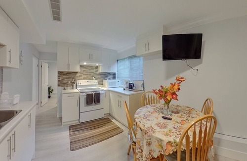 Guildford Casa | New, beautiful & peaceful 2 bed residential suite.