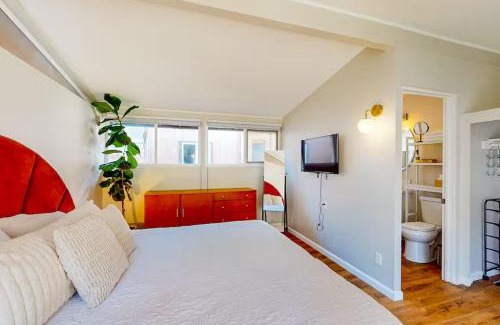 Spring Valley Casa | NEW Beautiful San Diego Mid-Century Treehouse