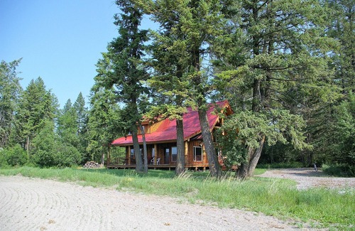 Kalispell Cabina | New Beautiful Well Located Cabin just north of Bigfork near the Flathead River!